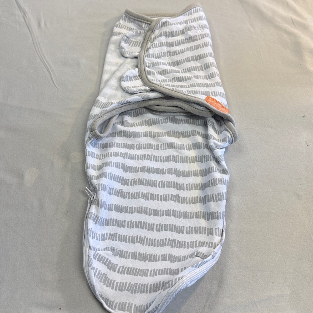 🐥 SwaddleMe - Cotton Swaddle in White and Gray with zipped bottom